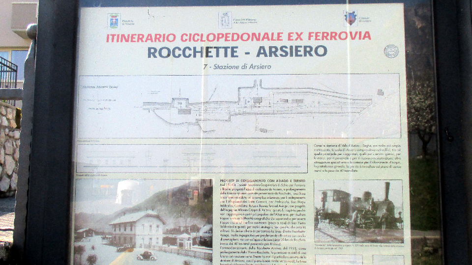 Cartello informativo accanto alla stazione di Arsiero (da lovevelodastico.it).
